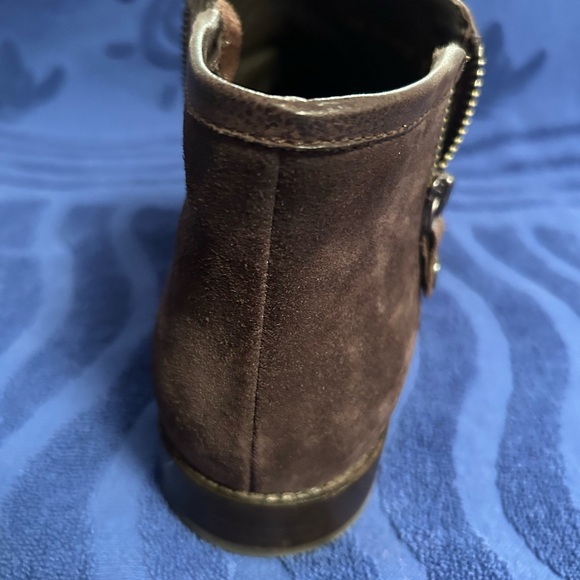 Geox, 39 1/2, size 9 womans, brown short boot, side zippers, flat,worn once, - Picture 8 of 8